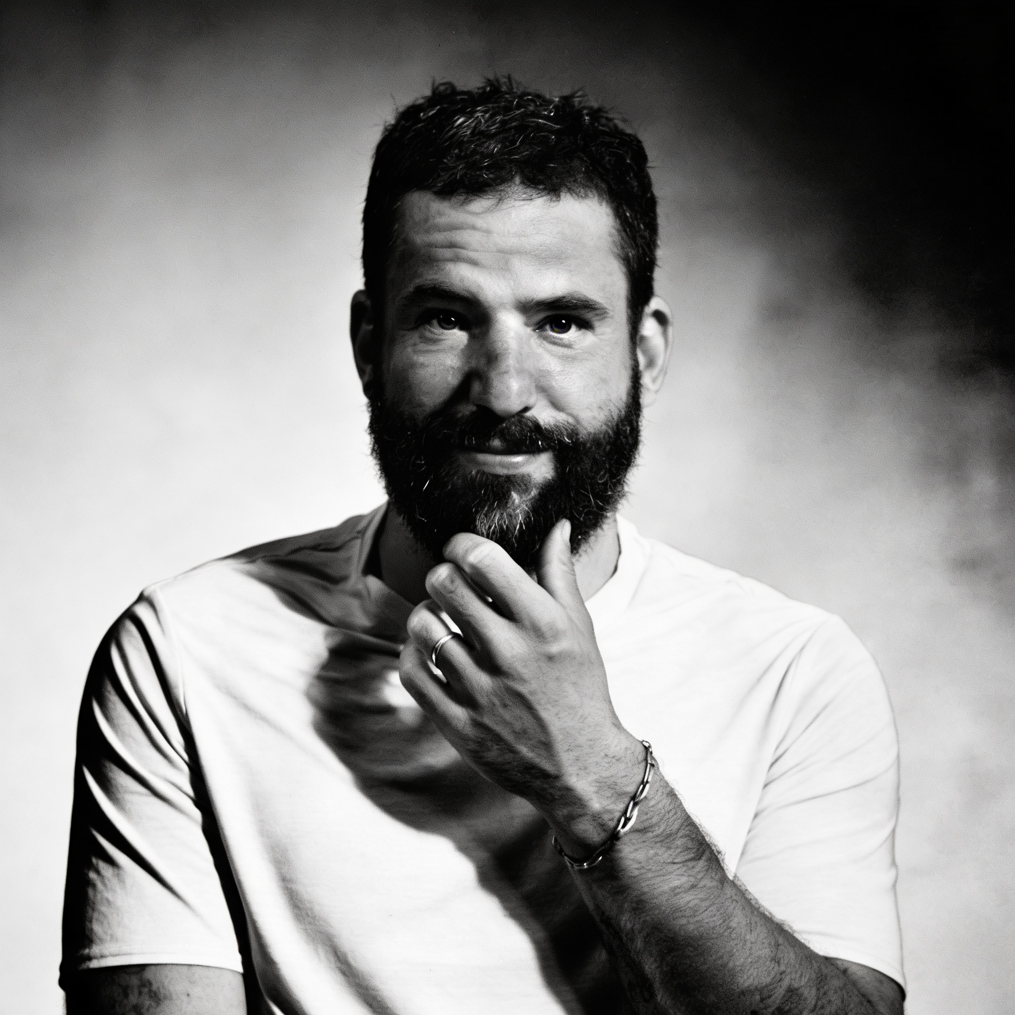 Ambroise Carrière, portrait noir et blanc, plan buste, main au menton.